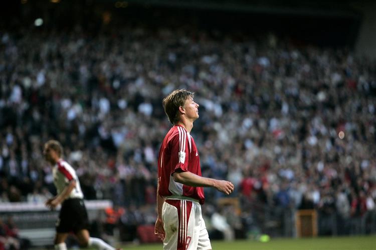 Den gyldne inderside svigtede, da Jon Dahl Tomasson i juni 2005 brændte et straffespark mod Albanien, men ellers er der ikke meget, der mislykkes for Danmark i den måned, når det handler om betydende fodboldkampe i Parken. 