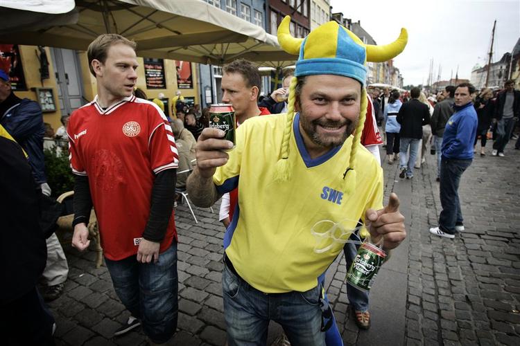 En blågul viking i Nyhavn. En blandt mange. 