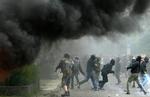 Tusindvis af mennesker var på gaden for at demonstrere i Rostock. En gruppe af dem kastede sig ud i voldsomme kampe med politiet. 