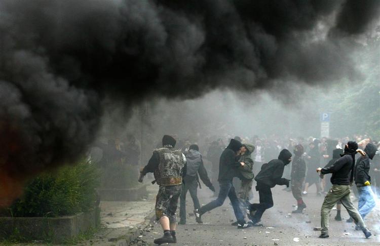 Tusindvis af mennesker var på gaden for at demonstrere i Rostock. En gruppe af dem kastede sig ud i voldsomme kampe med politiet. 