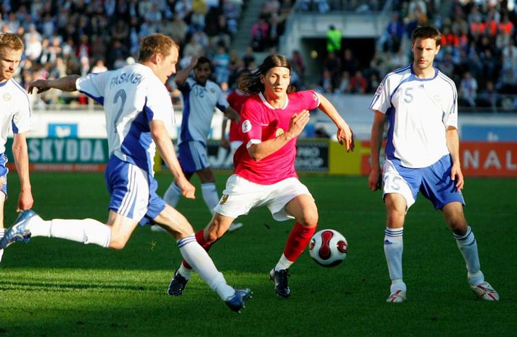 Finlands EM-drømme fik alvorlige hug, da Serbien vandt i Helsinki med 2-0. 