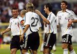 Mario Gomez (th) og de andre tyske landsholdsspillere ventede en halvleg inden målshowet mod San Marino gik i gang. 