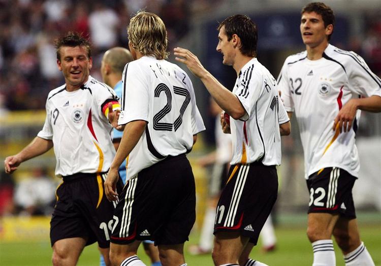 Mario Gomez (th) og de andre tyske landsholdsspillere ventede en halvleg inden målshowet mod San Marino gik i gang. 