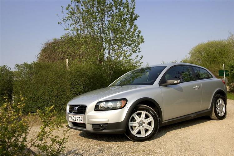 Det praktiske har ikke fået højeste prioritet i designet af Volvo C30, der må nøjes med to sidedøre. Fire voksne kan dog godt klemmes ind i bilen. Foto: Klaus Holsting 
