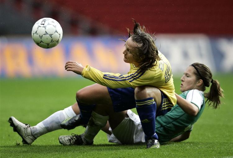 Brøndbys Majken Pape(i gult) og Hjørrings Mariann Gajhede i pokalfinalen i maj, hvor Brøndb senest sikrede sig en kvindetitel. 