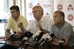 Generelsekretær Jim Stjerne Hansen (i midten) var flankeret af informationscjef Lard Behrendt og formanden Allan Hansen på søndagens pressemøde. 