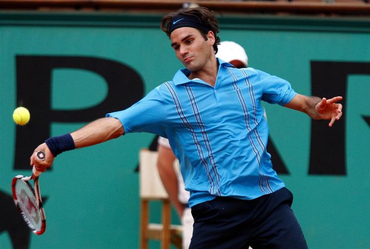 Federer, der har indtaget ATP-ranglistens førsteplads siden februar 2004, skal møde Tommy Robredo fra Spanien i kvartfinalen. 