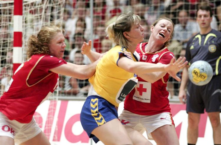 Kampen mellem Danmark og Ukraine blev et tæt opgør. Her er det danske Henriette Mikkelsen(t.h. i rødt) der tackler en ukrainsk spiller. - Foto: MICK ANDERSON 