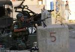En libanesisk soldat skyder mod medlemmer af en militant gruppe 'Jund al-Sham', som nu har blandet sig i den væbnede konflikt i Libanon. 