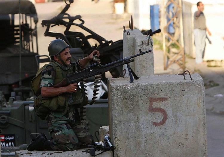 En libanesisk soldat skyder mod medlemmer af en militant gruppe 'Jund al-Sham', som nu har blandet sig i den væbnede konflikt i Libanon. 