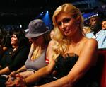 Paris Hilton nåede en sidste fest inden tre uger bag tremmer, da hun i går tog til MTV Movie Awards i Hollywood. Efter festen tog hun i fængsel. 