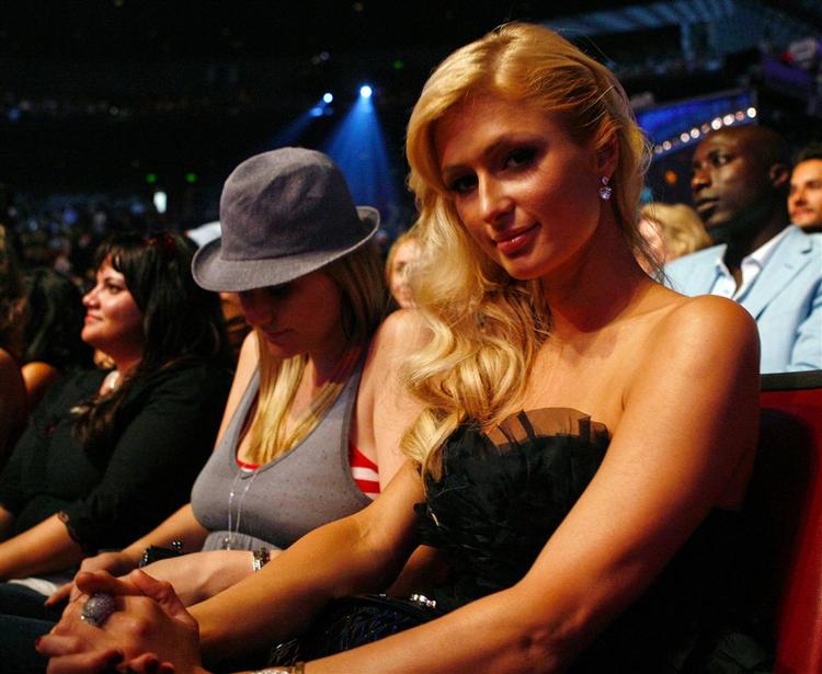 Paris Hilton nåede en sidste fest inden tre uger bag tremmer, da hun i går tog til MTV Movie Awards i Hollywood. Efter festen tog hun i fængsel. 