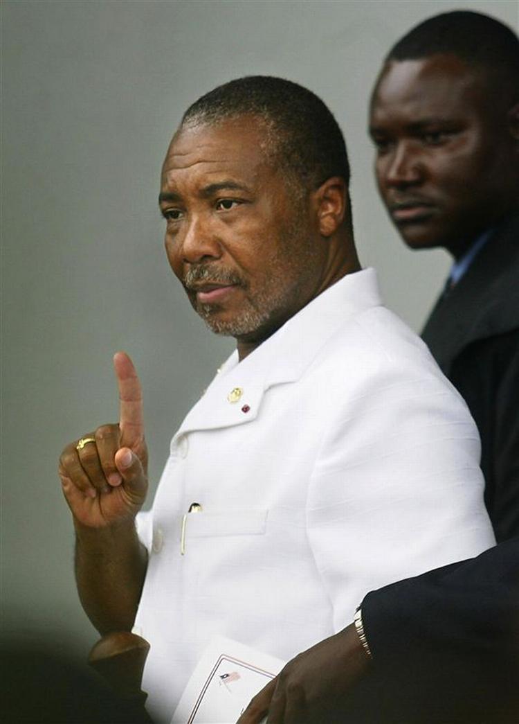 Den tidligere præsident i Liberia, Charles Taylor, møder i dag frem ved retten i Haag tiltalt for krigsforbrydelser. 