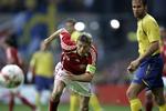 Jon Dahl Tomasson skal sammen med sine holdkammerater frem over stepperne, hvis Danmark skal til EM i 2008, men de danske spillere kan fortsat afgøre deres egen skæbne. 