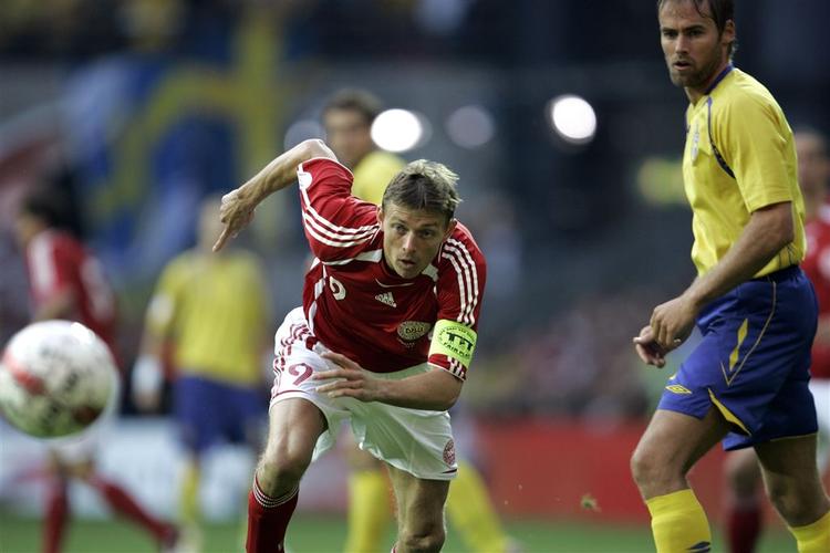 Jon Dahl Tomasson skal sammen med sine holdkammerater frem over stepperne, hvis Danmark skal til EM i 2008, men de danske spillere kan fortsat afgøre deres egen skæbne. 