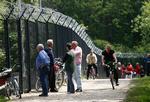 Sikkerhedsmuren omkring Heiligendamm skal holde demonstranter på sikker afstand af forhandlingerne mellem G8-lederne. Lokale klager over, at hegnet minder dem om Østtyskland. 