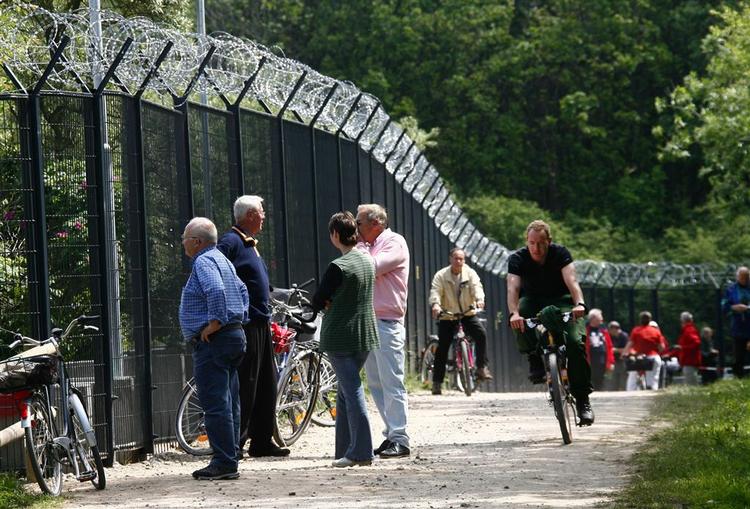 Sikkerhedsmuren omkring Heiligendamm skal holde demonstranter på sikker afstand af forhandlingerne mellem G8-lederne. Lokale klager over, at hegnet minder dem om Østtyskland. 