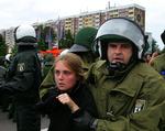 En kvindelig demonstrant anholdes. 