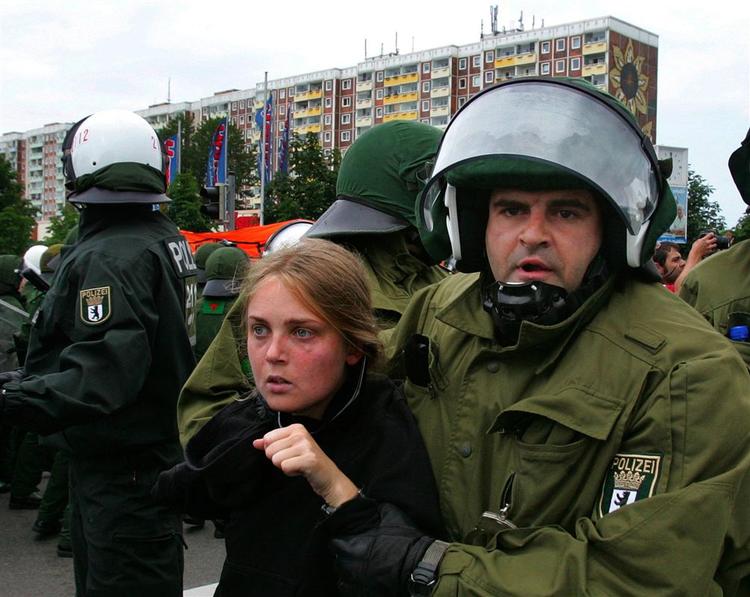 En kvindelig demonstrant anholdes. 