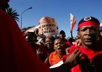 Strejkende sygeplejersker og andet sundhedspersonale er på gaden i Sydafrika med krav om 12 procent mere i løn. 
