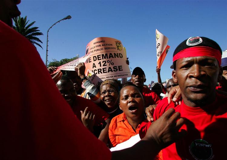 Strejkende sygeplejersker og andet sundhedspersonale er på gaden i Sydafrika med krav om 12 procent mere i løn. 