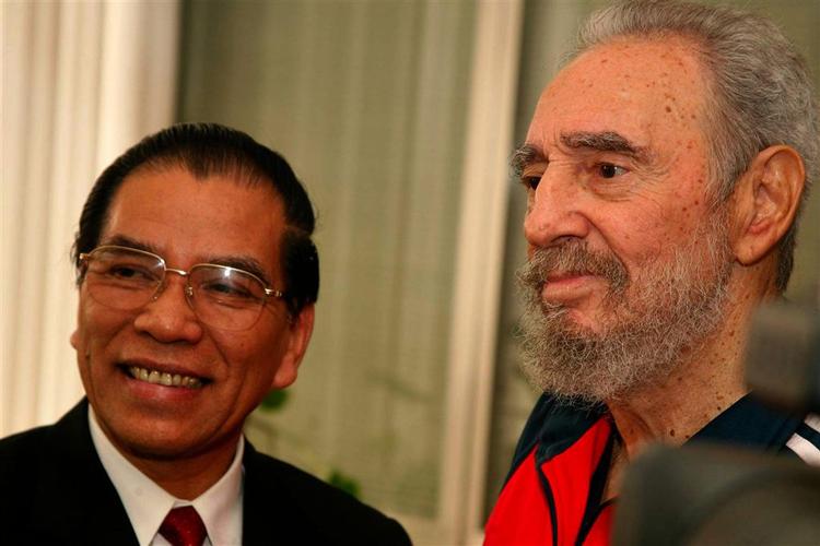 Castro ses her under et møde med lederen af det vietnamesiske kommunistparti, Nong Duc Manh, 2. juni. Nu har den cubanske leder også vist sig frisk nok til et interview på tv. 