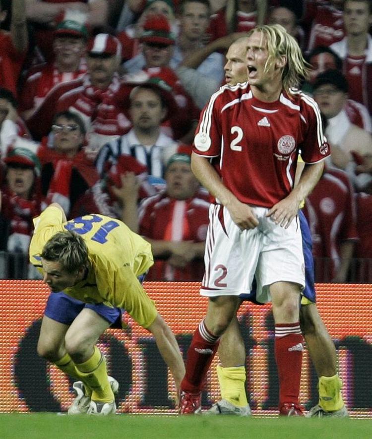 Christian Poulsen blev vist ud efter at have slået svenske Markus Rosenberg i maven. 