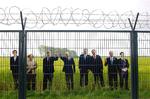 G8-landenes ledere som papfigurer bag hegnet omkring kurstedet Heiligendamm, hvor G8-topmødet finder sted i disse dage. 
