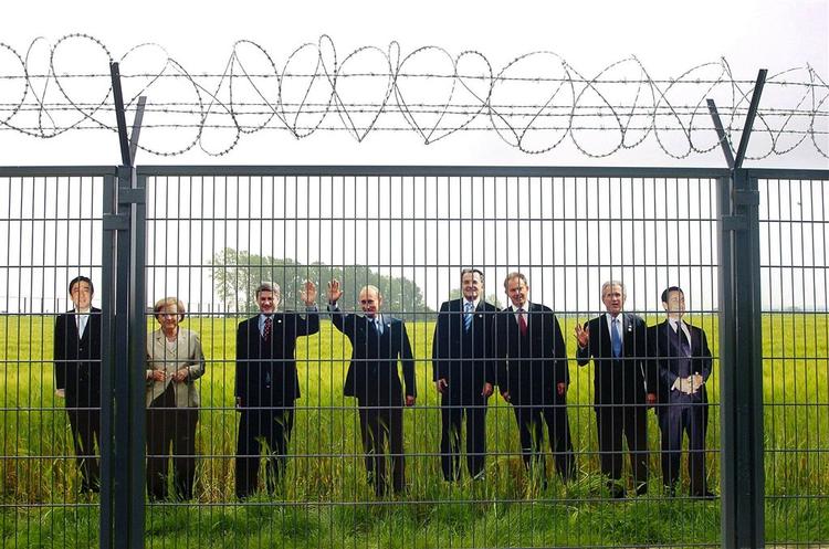 G8-landenes ledere som papfigurer bag hegnet omkring kurstedet Heiligendamm, hvor G8-topmødet finder sted i disse dage. 
