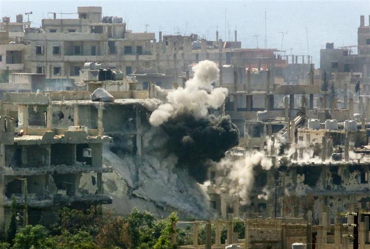 En tank bombarderer Nahr el-Bared flygtningelejren. 