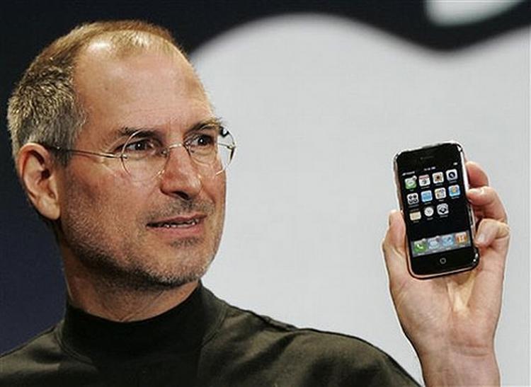 Apple-chef Steve Jobs kalder iPhone for en af Apples vigtigste produkter til dato, og Apple regner med at sælge ti millioner styks inden udgangen af 2007. 