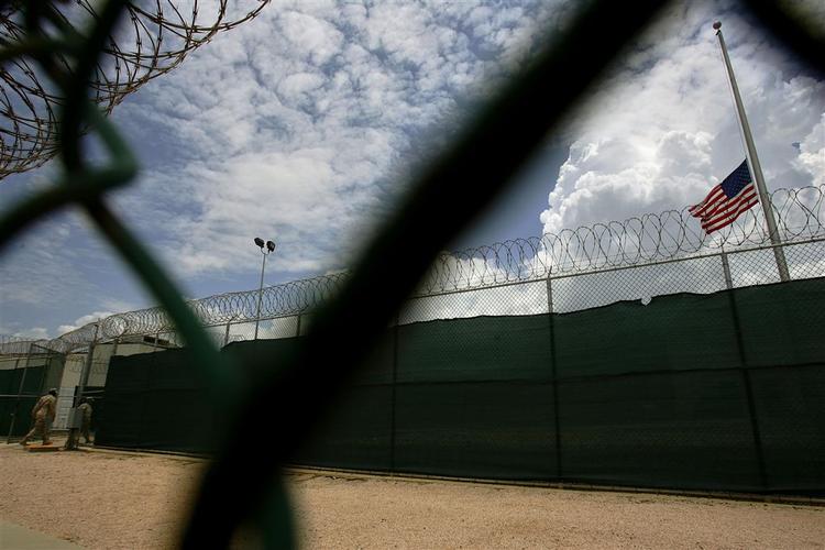 De militære kommisssioner, som skal dømme Guantanamo-fangerne, er blandt andet blevet kritiseret for at tillade at dømme fanger på baggrund af oplysninger, der er fremkommet ved tortur. 