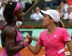 Serena Williams (tv) lavede for mange fejl og måtte se sig slået af Justine Henin (th), der er på vej mod sin 4. French Open-titel. 