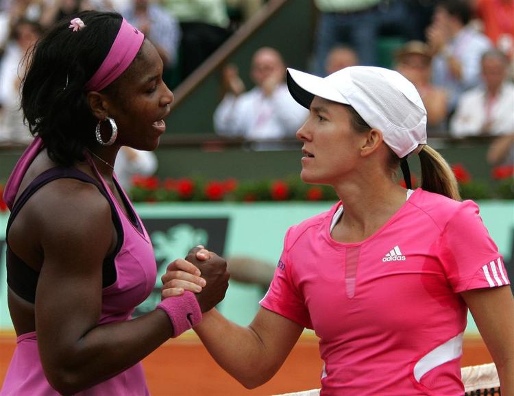 Serena Williams (tv) lavede for mange fejl og måtte se sig slået af Justine Henin (th), der er på vej mod sin 4. French Open-titel. 