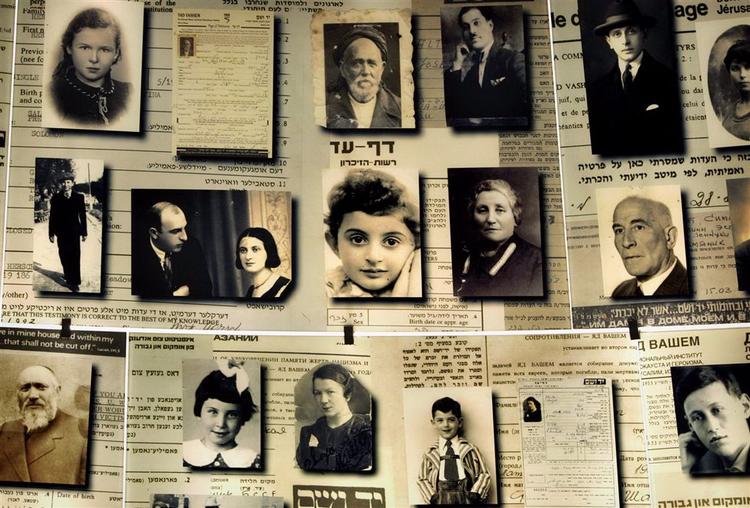 Navne på jødeudryddelsesofre fra Holocaust-museet i Jerusalem. 