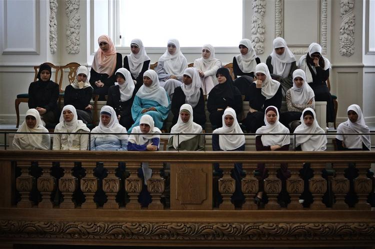 Folketingets tilhørerpladser var fyldte, da medlemmerne diskuterede de muslimske kvinders tørklæder. 