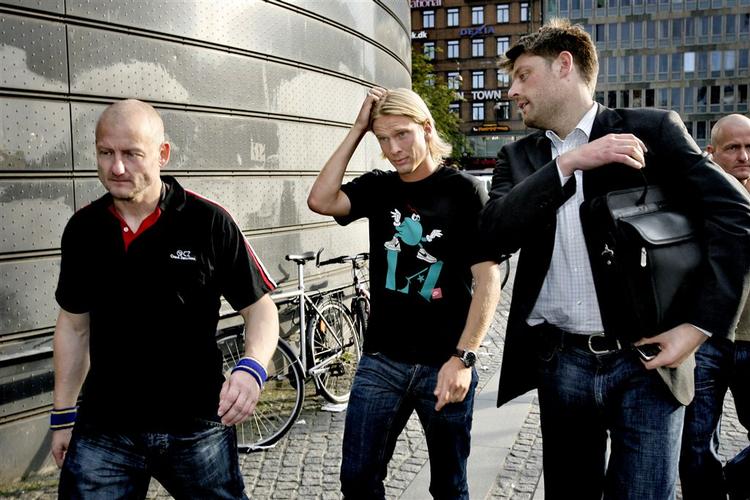 Sikkerhedsvagter omkring Danmarks mest omtalte fodboldspiller, Christian Poulsen. 