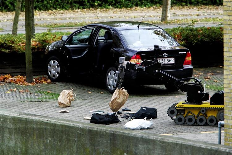 Police used their anti-bomb robot to shoot a hole in a box carrying an explosive device. Here an archive photo of the robot. 
