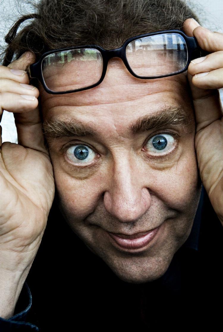 Det er synd for Det Kongelige Teater, at de ikke lukkede en kunstnerisk galning ind på posten som skuespilchef, og det lugter lidt af en bangebuksbeslutning, mener Peter Langdal, der samtidig ønsker den nye chef al mulig held og lykke i jobbet. 