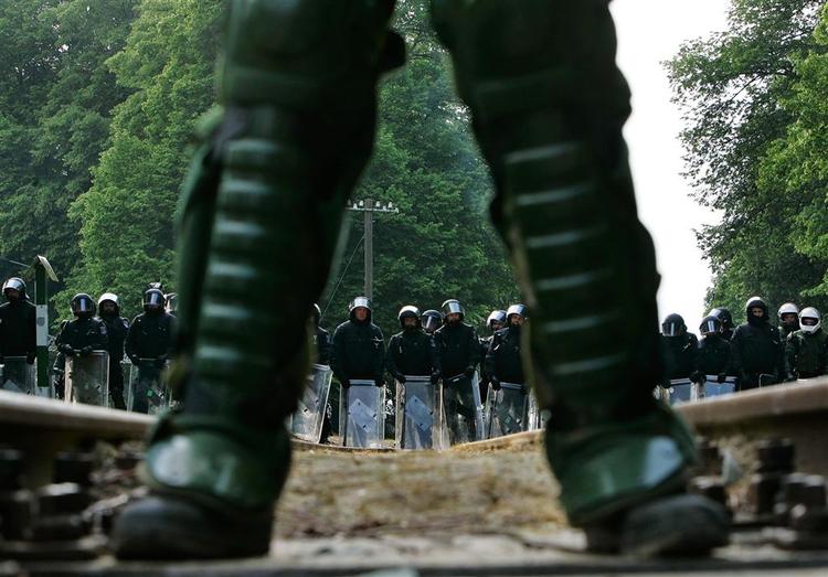 Uropolitiet står klar til at bremse demonstranterne for at trænge ind på området omkring Heiligendamm, hvor topmødet foregår. 
