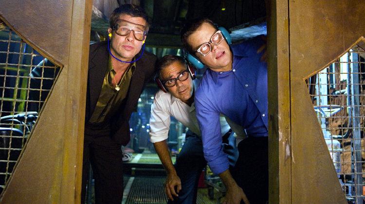 Selv ikke besynderlige beskyttelsesbriller og halvkiksede høreværn kan få liste- og trussetyvene Pitt, Clooney og Damon til at se andet end godt ud i 'Oceans Thirteen'. PR-Foto 