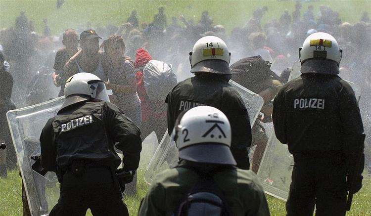 Politiet satte vandkanon ind for at holde demonstranter ude ved Hinter Bollhagen. 