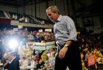 George W. Bush går i strid modvind efter ny meningsmåling. 