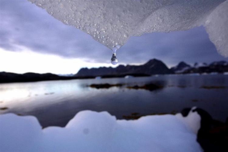 Isen smelter og verdenshavenes vandstand stiger, mener klimaforskerne. Mange skyder skylden på en menneskeskabt global opvarmning. 