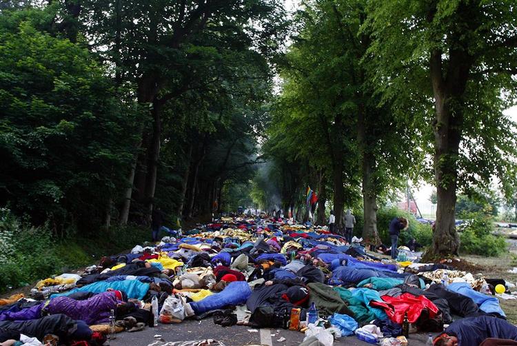 Demonstranter sover på en af vejene ind til topmøde-hotellet. 