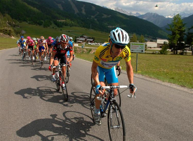 Levi Leipheimer (i gult) vandt sidste års udgave af det franske etapeløb. 
