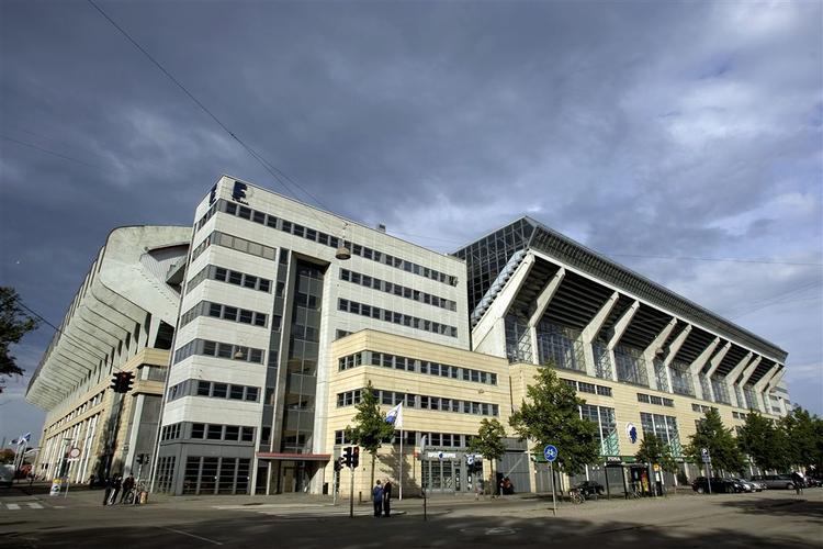 Parkens akttiekurs faldt efter UEFA's afgørelse om, at Danmarks næste fire hjemmekampe ikke må spilles i København. 
