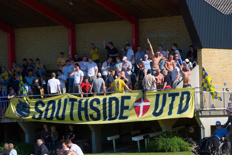 Brøndbyfans kom i slagsmål med lokale bornholmere, da AGF og Brøndby spillede opvisningskamp i Rønne fredag. 