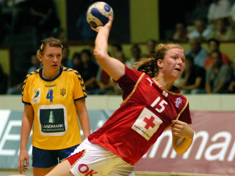 Det danske angreb fungerede ikke i kampen mod Ukraine. Her er det Katrine Fruelund, der forsøger sig. 
