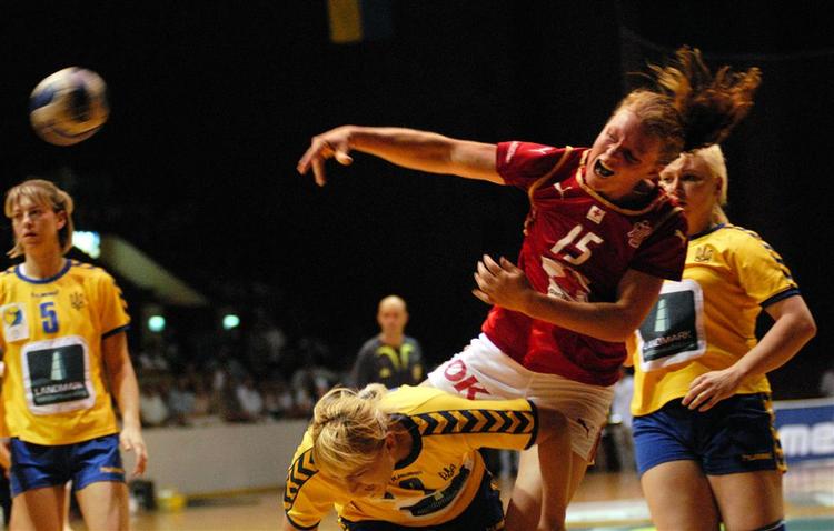 De danske angribere havde for sjældent held med afslutningerne mod Ukraine. Her er det Katrine Fruelund, der bliver tacklet. 